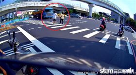 過馬路遇大車2行人反應超真實／爆廢公社徐先生授權提供