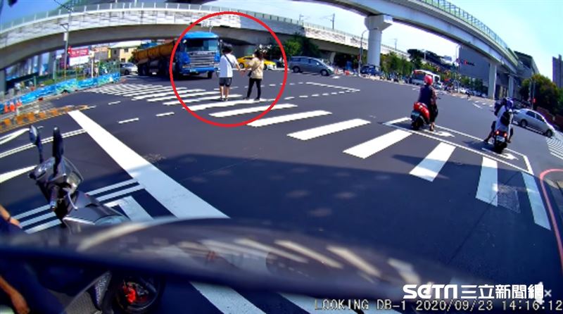 過馬路遇大車…人先還車先？網曝關鍵