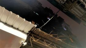 ▲警消破門進入屋內，發現周姓婦人與兒子已經沒有生命跡象。（圖／翻攝畫面）