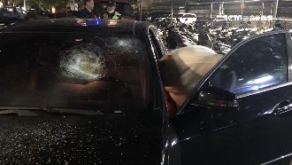 見債務人車被拖吊　男堵人、球棒砸車