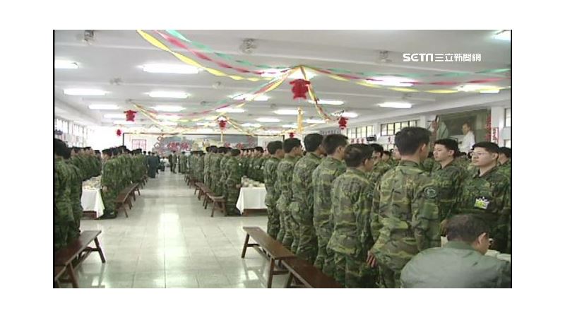 新兵慘被電 班長手電筒照臉叫你追燈