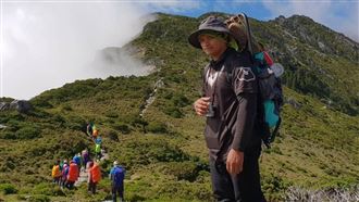 猛男揹發電機攻嘉明湖　高顏質本尊曝