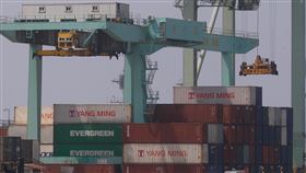 3月製造業轉亮黃藍燈（2）受惠全球經濟穩健復甦、工作天數恢復正常等，台灣經濟研究院3月製造業景氣燈號擺脫衰退藍燈，轉亮黃藍燈。中央社記者董俊志攝　107年5月4日