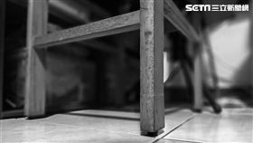 拖椅子(記者陳韋帆攝影)