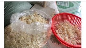 越南平陽省市場管理局近日在轄內查獲32萬個使用過的保險套，查緝人員進入倉庫時，工人們正準備清洗這些「二手保險套」好拿到市場販售。（圖／翻攝自越南快訊網頁e.vnexpress.net）
