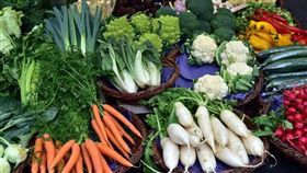 以前都吃錯？她曝「XX菜」多這步驟變超嫩　網全推爆（圖／翻攝自Pixabay）
花椰菜、蔬菜、水果、白蘿蔔、紅蘿蔔