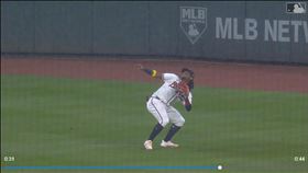 ▲勇士中外野手亞古納（Ronald Acuna Jr.）在大雨中接殺飛球。（圖／翻攝自MLB官網）