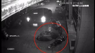 名車撞倒機車僅扶正　騎士見車損氣炸