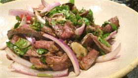 ▲辣生牛肉沙拉，「無鉤絛蟲」。（圖／翻攝自推特）