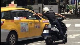 吵架、黑白猜、小黃、機車騎士、火爆、哽圖。（圖／翻攝自爆怨公社）