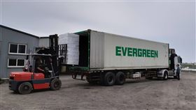 屏東縣府：石斑魚外銷供貨穩定台灣石斑魚外銷屏東產量占一半，繼5月外銷到美國後，24日再度封櫃外銷出航，屏東縣政府25日表示，石斑魚外銷穩定供應中。（屏東縣政府提供）中央社記者郭芷瑄傳真　109年9月25日