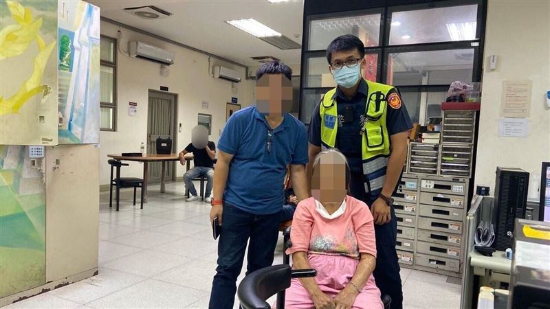 迷途婦6小時急拍打玻璃　暖警助返家