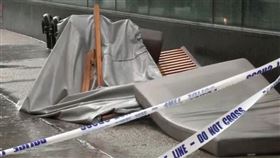 一把沉重的木製躺椅從12樓落下。（圖／翻攝自「莫雷利律師事務所」）