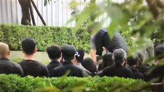 小鬼花葬現場曝光　爸爸親手灑下骨灰