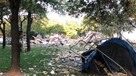 夏恩一插上插頭，家裡瞬間炸成廢墟。（圖／翻攝自愛德蒙警局）