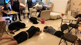 ▲調查局破獲醫療保險詐騙集團，躲在雲林豪宅別墅裡，現場12人被逮，由於怕每天伙食吃膩，偶爾會到外面大量訂購雞排，卻也讓行蹤漏餡。（圖／翻攝畫面）