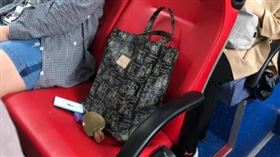 最後的空位「被放包包！」對方冷回：有人坐　過了幾站才出現。（圖／翻攝自爆怨公社）