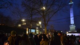 巴黎李文亮追思會遭中國駐法大使館警告超過50名旅法中國學生與中國僑民9日晚間聚集在巴士底廣場旁，悼念因提醒疫情而遭警告的李文亮醫生。中國駐法大使館特別點名批評該活動，因此參與者皆極為小心，避免曝露身份。中央社記者曾婷瑄巴黎攝　109年2月10日