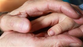 阿祖,阿嬤,祖孫(翻攝自 Pixabay)