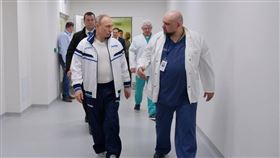 武漢肺炎（COVID-19、新冠肺炎）持續在俄羅斯延燒，一名上週曾帶總統普丁（Vladimir Putin）視察莫斯科主要收治確診病患醫院的醫師，在當地時間3月31日經病毒檢驗後結果呈陽性確診。克里姆林宮發言人培斯科夫（Dmitry Peskov）對此表示，普丁有定期接受檢驗，強調一切都很好。（圖／翻攝自俄羅斯總統府官網）