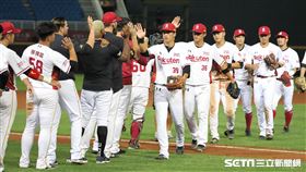 ▲樂天桃猿球員慶祝勝利。（圖／記者劉彥池攝影）