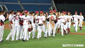 ▲樂天桃猿球員慶祝勝利。（圖／記者劉彥池攝影）