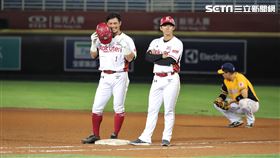 ▲樂天桃猿外野手陽耀勳界外球經過電視重播輔助判決改為全壘打。（圖／記者劉彥池攝影）