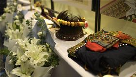 點燈追思魯凱勇士阿瑪勒．道卡杜海軍陸戰隊25日晚間在高雄左營舉辦點燈追思活動，緬懷因公殉職隊員阿瑪勒．道卡杜上士，海軍陸戰隊指出，阿瑪勒上士戮力戰訓、捨身救人，發揮魯凱勇士精神，而現場也擺放著阿瑪勒的魯凱族服飾。中央社記者侯文婷攝　109年9月25日