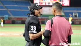 ▲樂天桃猿外野手陽耀勳界外球經過電視重播輔助判決改為全壘打。（圖／記者劉彥池攝影）