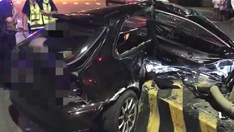 台2線車禍事故　汽車大甩尾卡分隔島