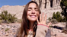 好萊塢女星莉莉柯林斯（Lily Collins）在IG曬出超大顆鑽戒，宣布自己被男友、導演查利麥克道維爾（Charlie McDowell）求婚。