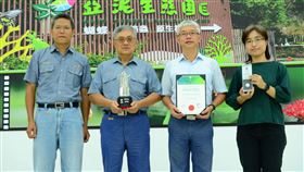 亞泥奪亞洲AREA「循環經濟領導獎」，亞泥總廠長張志鵬(左二)表示，亞泥會為營造綠色永續家園盡最大努力。右二為亞泥花蓮廠首席副廠長陳志賢（圖／亞泥提供）