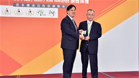 圖說：亞泥奪SGS CSR菁英獎，亞泥首席執行副總張英豐出席領獎，左為SGS總裁邱志宏。（圖／亞泥提供）
