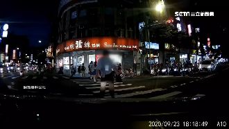 行人讓路　駕駛才轉彎…見員警站路旁