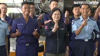 嗨翻！66年首次…小英視察空軍後勤