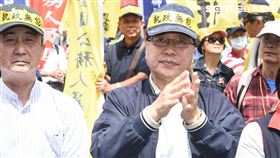 八百壯士反年改、反軍改抗議，李來希台下支持。 （圖／記者林敬旻攝）