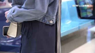 捷運上屁股抓欄杆、佔門口　民怨討厭