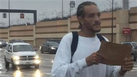 ▲威斯特被拍到在達拉斯街頭行乞。（圖／翻攝自推特）