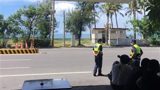 示意「別過來」店家被控「妨礙公務」