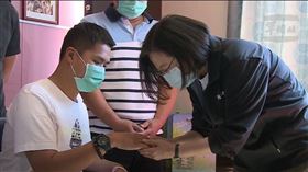 蔡英文探視受傷傘兵秦良丰（圖／軍聞社提供）