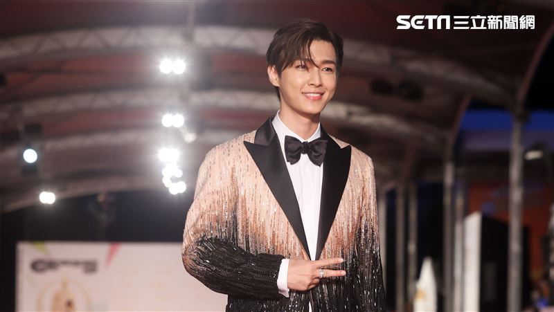 炎亞綸貴族王子上身　不怕酸民放馬來