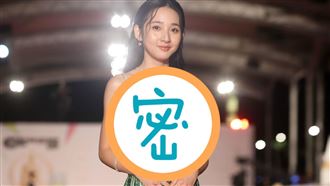 女星捆綠膠帶登紅毯？遭虧像穿包裝紙