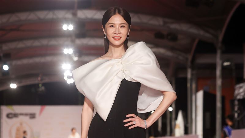 謝盈萱頂巨型蝴蝶結　他：拆禮物囉