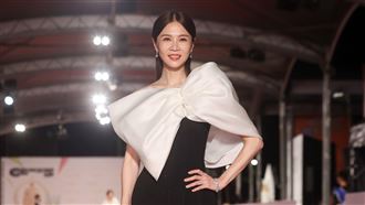 謝盈萱頂巨型蝴蝶結　他：拆禮物囉