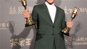 盧廣仲獲得新進演員及男主角獎兩個獎項，這也是金鐘獎有史以來首度有人連拿新進演員及男主角獎兩個獎項。（記者邱榮吉/攝影）