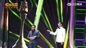 許效舜、馬力歐頒獎。