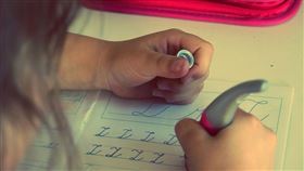 小孩,寫字,寫作業,功課（示意圖／翻攝自pixabay）