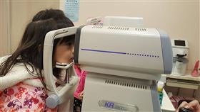 孩子睡眠不足9小時　近視風險增9倍根據衛生福利部國民健康署兒童青少年視力監測調查發現，睡眠時間不足9小時者，比睡眠時間達9小時者，近視風險增加9倍。圖為兒童視力檢查。中央社記者陳偉婷攝　107年9月26日