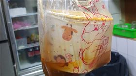 外送送來湯汁全灑！他一看對方動作超揪心　１暖舉感動眾人。外送、湯灑、聾啞人士、暖心、暖舉。（圖／翻攝自爆廢公社二館）