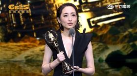 柯佳嬿聲音顫抖致詞。